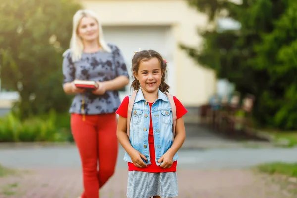 Young mother leads her daughter to school. — Stock Photo, Image