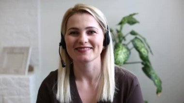 İnternette kamera koronavirüsüne gülümseyen bir kadın.