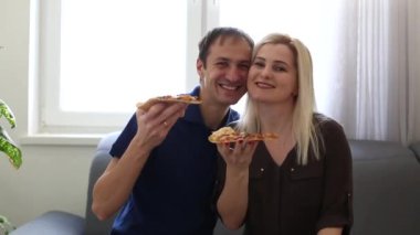 Pencerenin önünde durup kameraya poz veren biri.
