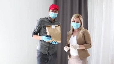 Teslimat servisi marketten paketleri müşteriye getirecektir.