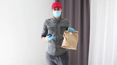 Kurye eve yiyecek getiriyor. Karantinaya yiyecek teslimatı