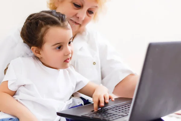 Bambina e nonna che imparano online sul laptop — Foto Stock
