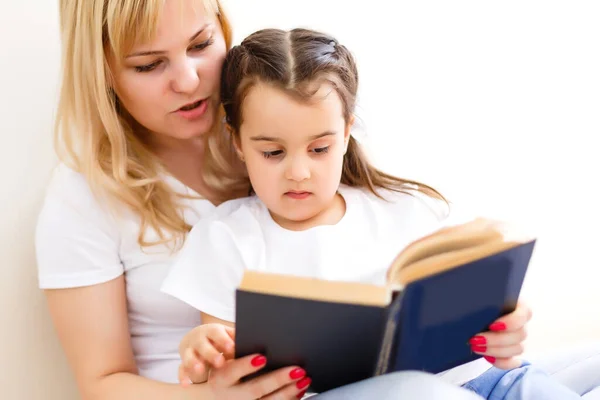 Мати і дочка читають історію вдома разом — стокове фото