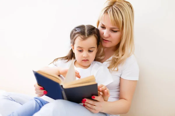 Mamma och dotter gör läxor hemma — Stockfoto