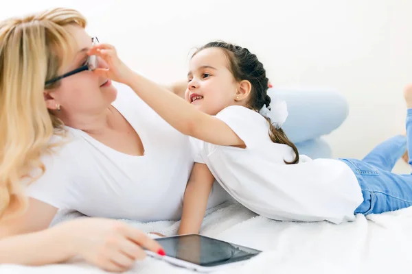 Mamma e figlia utilizzando tablet — Foto Stock