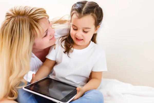 Mamma e figlia utilizzando tablet — Foto Stock