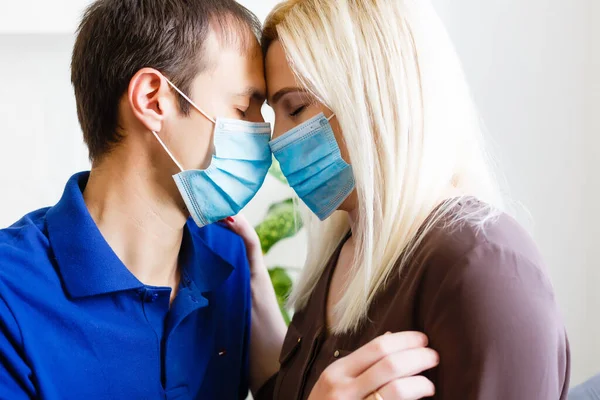Muž a žena v lékařské masce. Rodinný portrét během pandemie. Ochranná maska na obličej. Covid 19 Pandemic Virus Protection. — Stock fotografie