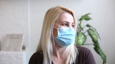 Coronavirus maskesi takan bir kadın.