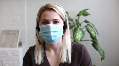 İnternette maske takan bir kadın.