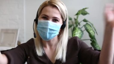 İnternetten selfie maskeli Coronavirus alan bir kadın.