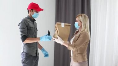 Teslimat servisi marketten paketleri müşteriye getirecektir.