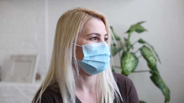En kvinna med mask av coronavirus — Stockvideo