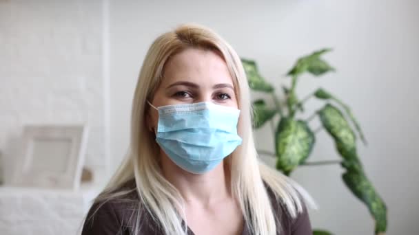 Жінка в масці коронавірус, карантин — стокове відео