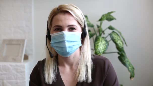 マスクのコロナウイルスをオンラインで身に着けている女性 — ストック動画