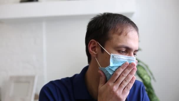 マスクのコロナウイルスと青いシャツを着た男 — ストック動画