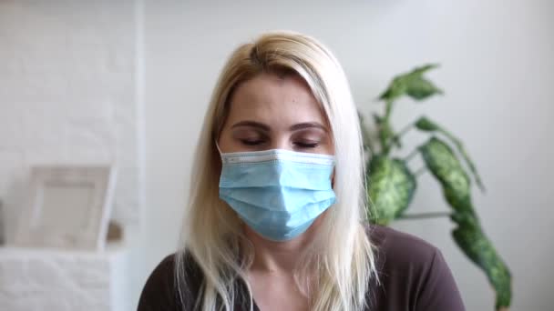 En kvinna som bär mask coronavirus — Stockvideo