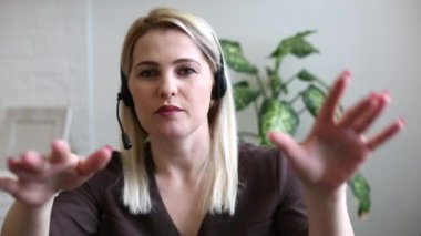 İnternette kamera koronavirüsüne gülümseyen bir kadın.