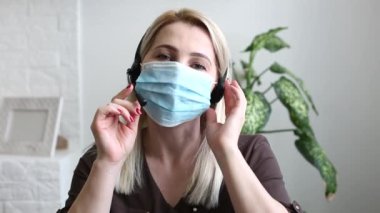 Cep telefonuyla konuşan bir kadın. İnternetteki koronavirüs maskesi. 