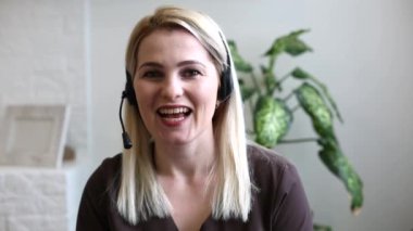 Gülümseyen ve kameraya bakan bir kadın.