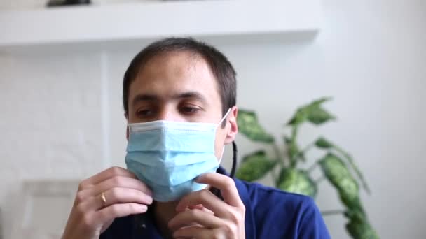 Ein junger Mann, der eine Selfie-Maske Coronavirus online — Stockvideo