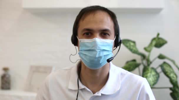 Man Met Videogesprek Met Masker — Stockvideo