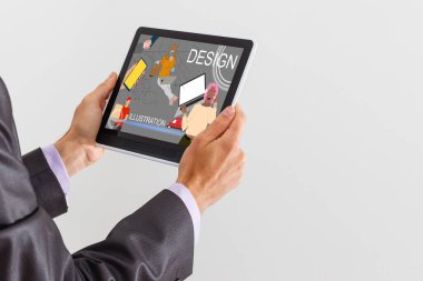 Erkek eli evde kanepede dinlenirken tablet illüstrasyon projesiyle çalışıyor. Dijital tablet üzerinde resim okuyan Latin mimarın arka planı.