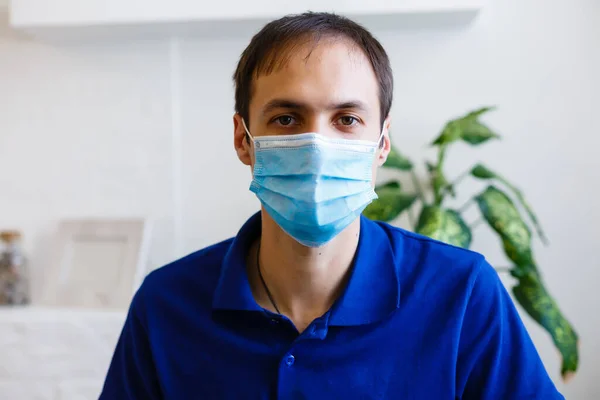 Homme portant un masque de protection. coronavirus 2019-nCoV — Photo