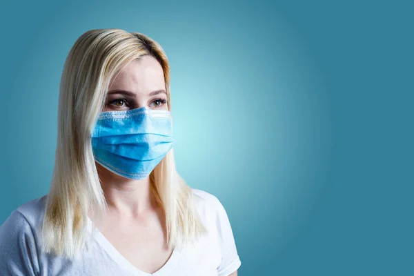 Приваблива молода жінка носить маску обличчя паперу, щоб захистити себе від Віруса. — стокове фото