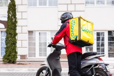 Kyiv, UKRAINE - 28 Mart 2020 Teslimatçı ve motosiklet, Ulaştırma Konsepti