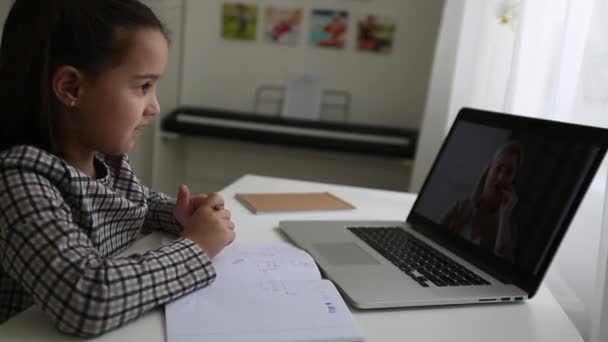 Dziewczyna ucząca się na komputerze w domu, edukacja online, nauka na odległość z powodu kwarantanny, matka pomaga w odrabianiu lekcji. — Wideo stockowe