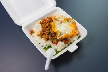 Kızarmış domuz eti ve fesleğenli pilav. 