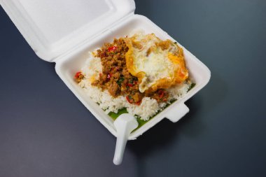 Kızarmış domuz eti ve fesleğenli pilav. 