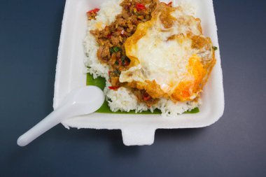 Kızarmış domuz eti ve fesleğenli pilav. 