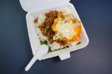 Kızarmış domuz eti ve fesleğenli pilav. 