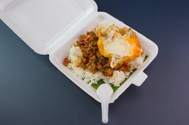 Kızarmış domuz eti ve fesleğenli pilav. 