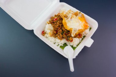 Kızarmış domuz eti ve fesleğenli pilav. 