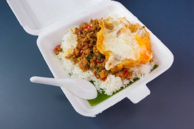 Kızarmış domuz eti ve fesleğenli pilav. 