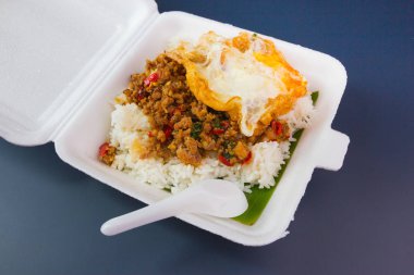 Kızarmış domuz eti ve fesleğenli pilav. 