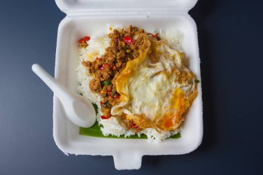 Kızarmış domuz eti ve fesleğenli pilav. 