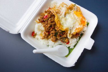 Kızarmış domuz eti ve fesleğenli pilav. 