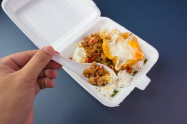 Kızarmış domuz eti ve fesleğenli pilav. 