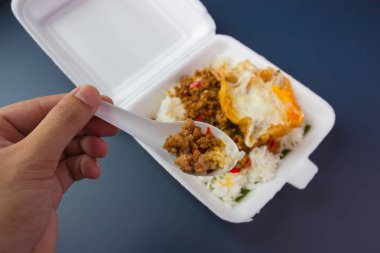 Kızarmış domuz eti ve fesleğenli pilav. 