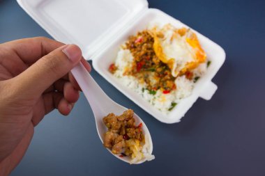 Kızarmış domuz eti ve fesleğenli pilav. 