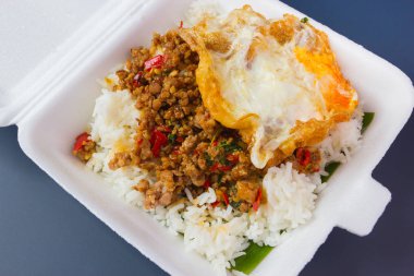 Kızarmış domuz eti ve fesleğenli pilav. 