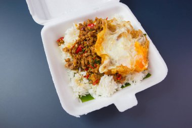 Kızarmış domuz eti ve fesleğenli pilav. 