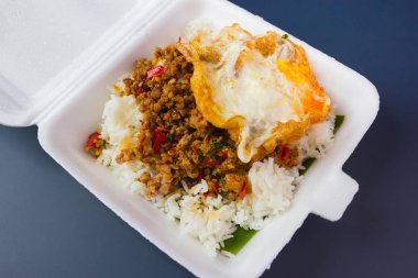 Kızarmış domuz eti ve fesleğenli pilav. 