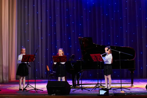 Kinderen uit te voeren in het 'Nieuwe stijl' muziek en kunst festival — Stockfoto