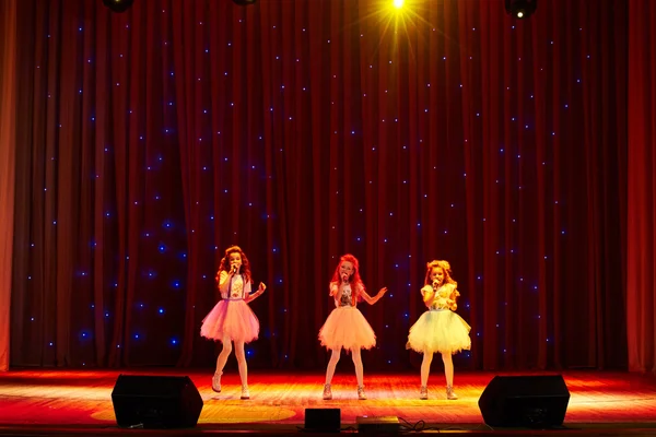 Children perform in The 'New Style' music and art festival — ストック写真