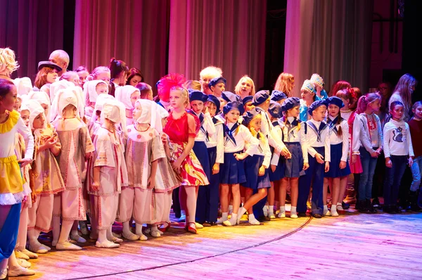 Children perform in The 'New Style' music and art festival — Stock Photo, Image