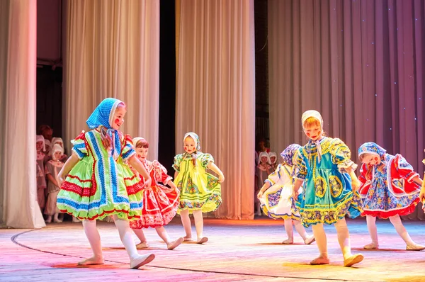 Kinderen uit te voeren in het 'Nieuwe stijl' muziek en kunst festival — Stockfoto